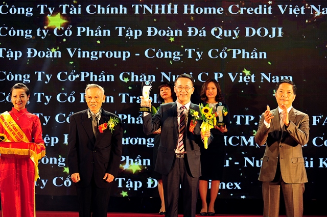 Ông Nguyễn Thanh Quang – Trưởng phòng Hành chính Tổng hợp Tập đoàn, đại diện Tập đoàn nhận giải thưởng Doanh nghiệp xuất sắc 2016.