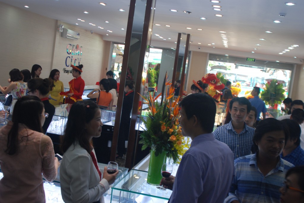 khach tham quan trung tam